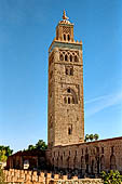 Marrakech - Il minareto della Moschea Koutoubia. In primo piano i resti dell'antica moschea. 